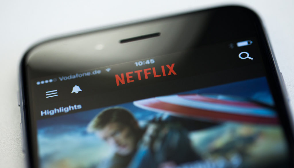 Netflix streamt im Smartphone; Rechte: dpa/Picture Alliance