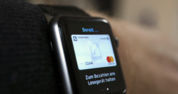 Bezahlen mit der Smartwatch wird immer populärer; Rechte: dpa/Picture Alliance