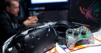 Auf einem Tisch liegen ein Controller und eine VR-Brille. (Bild: picture alliance/Monika Skolimowska/dpa)