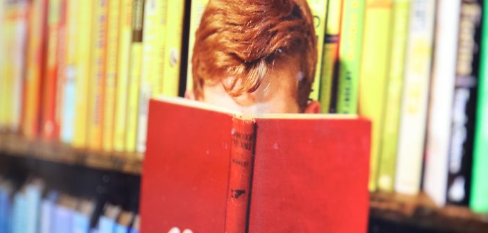 Junge liest Bücher; Rechte: WDR/Schieb