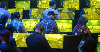 Auf der Gamescom 2019 spielen die Gamer vor Monitoren. Bildrechte: picture alliance/Henning Kaiser/dpa