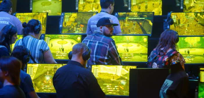Auf der Gamescom 2019 spielen die Gamer vor Monitoren. Bildrechte: picture alliance/Henning Kaiser/dpa
