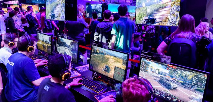 Auf der Gamescom 2019 spielen die Gamer am Stand von "Wargaming". Bildrechte: Koelnmesse / Thomas Klerx