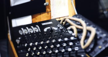 Eine der ersten Maschinen zur Verschlüsselung - Enigma; Rechte: WDR/Schieb