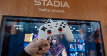 Ein Controller für Googles Spieledienst Stadia ist am Rande der Entwicklerkonferenz Google I/O zu sehen. Bild: picture alliance/Andrej Sokolow/dpa