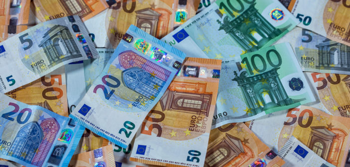 Viele Geldscheine liegen auf einem Haufen. Bild: picture alliance/Jens Büttner/dpa-Zentralbild/ZB