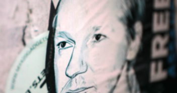 Aufkleber "Free Julian Assange"; Rechte: WDR/Schieb