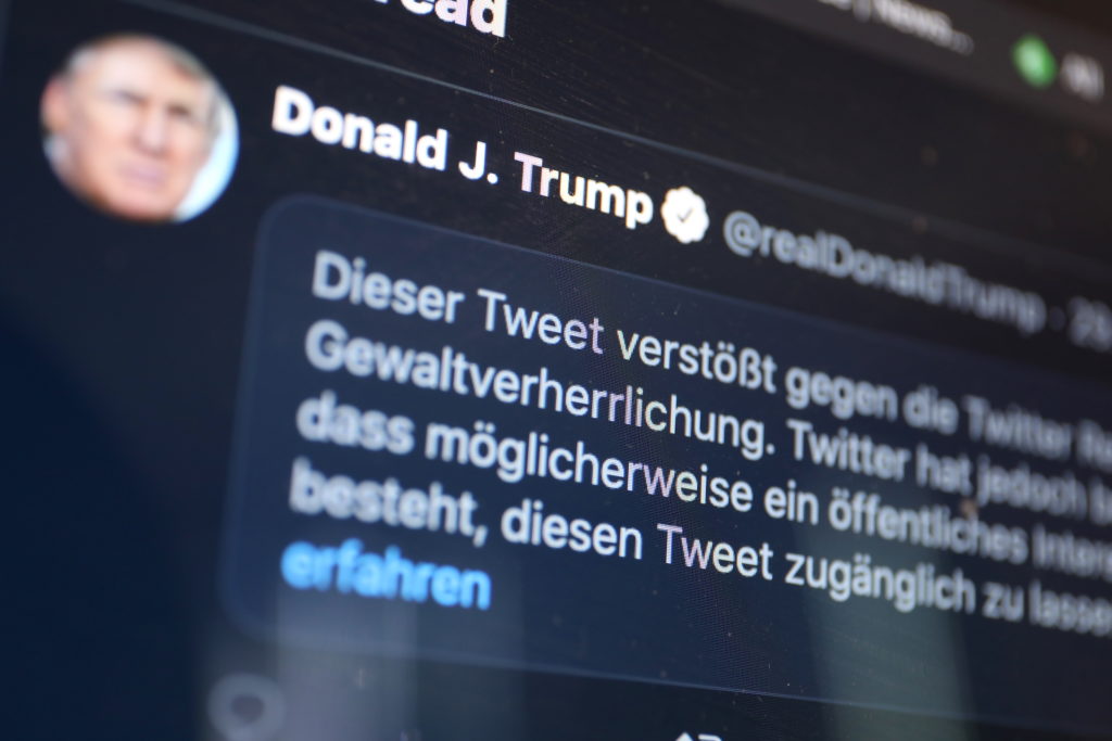 Twitter hat Tweet von Donald Trump markiert - und zeigt ihn erst nach weiterem Klick an; Rechte: WDR/Schieb