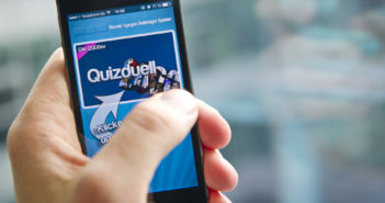 Eine Person spielt die App "Quizduell" auf ihrem Smartphone. Bild: picture alliance / dpa