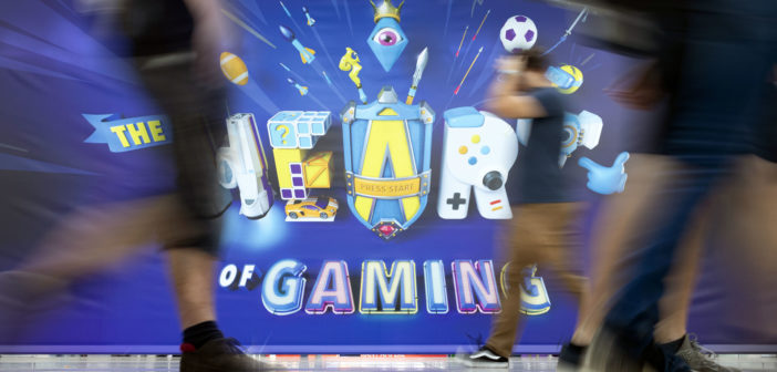 Menschen laufen auf der Gamescom 2019 am Motto "The Heart of Gaming" vorbei. Bild: Picture Aliance / Geisler-Fotopress