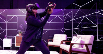 Eine Frau spielt mit der Virtual-Reality-Brille "Oculus Quest". Bild: picture alliance / AP Photo