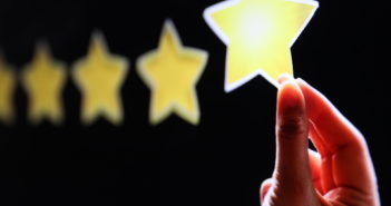 Viele 5-Sterne-Bewertungen auf Amazon sind Fake; Rechte: WDR/Schieb