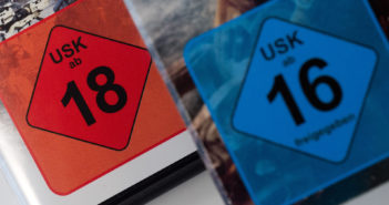 Zwei Games-Packungen mit dem USK-Logo, ab 18 und ab 16. Bild: picture alliance / dpa Themendienst | Andrea Warnecke
