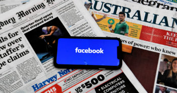 Smartphone mit Facebook-App auf australischen Zeitungen