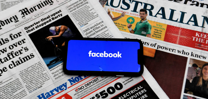 Smartphone mit Facebook-App auf australischen Zeitungen