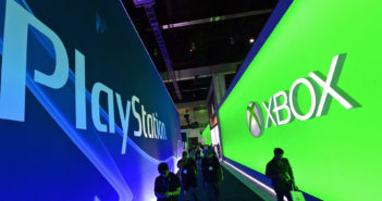Auf der E3 stehen sich Messestände von Playstation und Xbox gegenüber. Bild: picture alliance / dpa / Michael Nelson