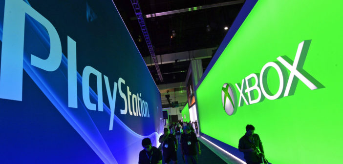 Auf der E3 stehen sich Messestände von Playstation und Xbox gegenüber. Bild: picture alliance / dpa / Michael Nelson