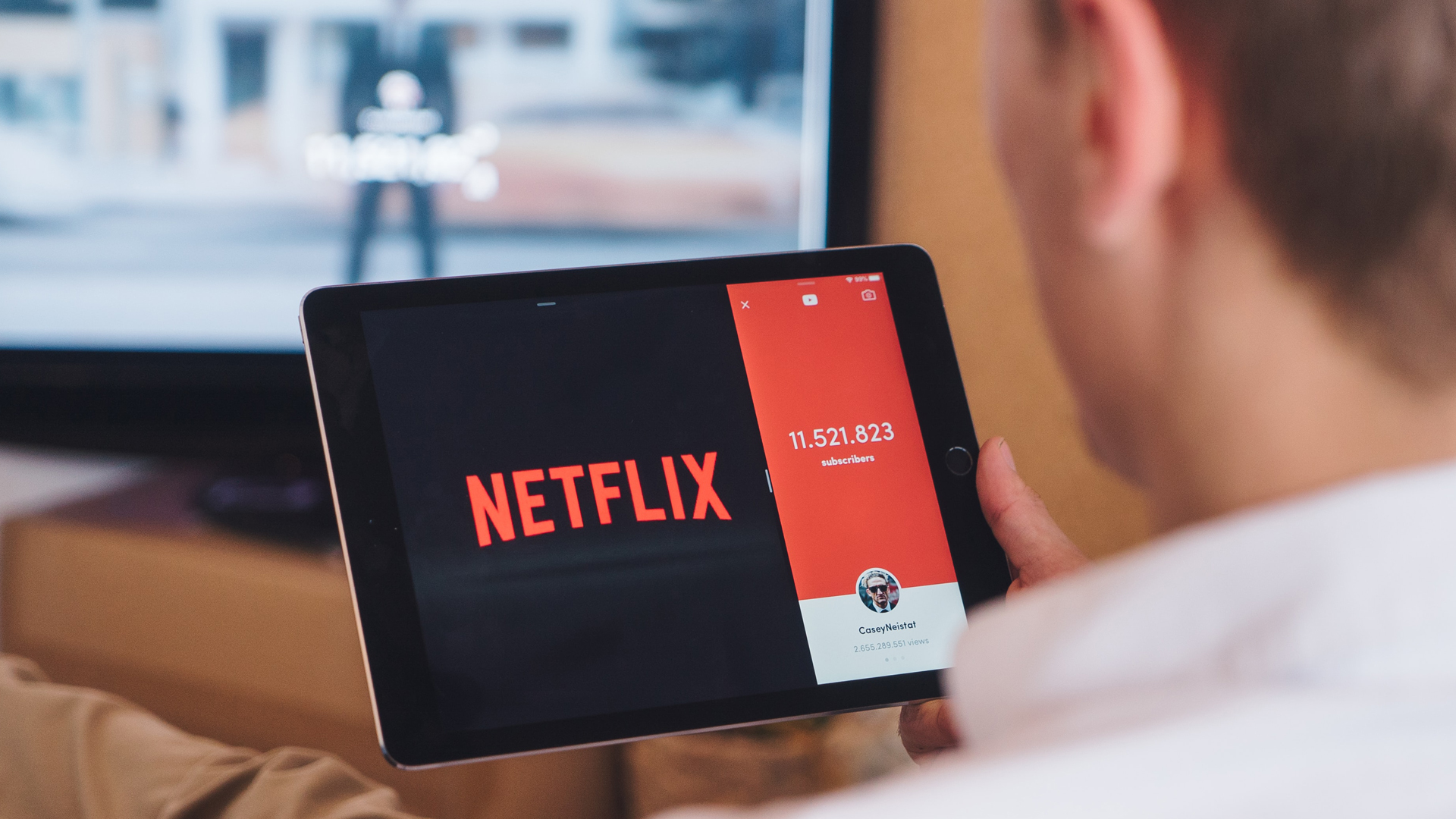 Ein Mann guckt Netflix auf dem Tablet. Bild: CardMapr.nl / Unsplash