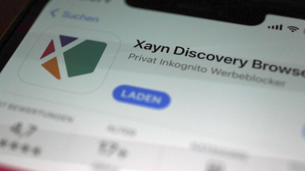 Xayn gibt es auch als App: Hier ist die Bedienung Tinder-like; Rechte: WDR/Schieb