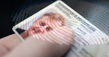 Seit 1. August 2021 hat jeder neu ausgestellte oder verlängerte Personalaudweis auch zwei gespeicherte Fingerabdrücke; Rechte: WDR/Schieb