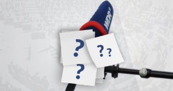 Rechte: WDR M]: Mikrofon mit WDR/Logo, Fragezeichen