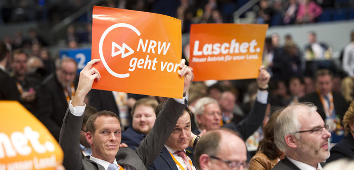 Archivbild: Parteitag CDU 2016 . Delegierte aus NRW halten Plakate in die Höhe ; Rechte: dpa/Sven Simon