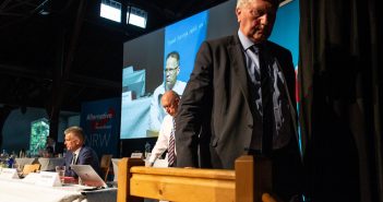 Helmut Seifen, bisheriger Landesvorsitzender der NRW-AfD, verlässt nach seinem Rücktritt das Podium beim Landesparteitag der nordrhein-westfälischen AfD. (Foto: dpa Picture-Alliance/Swen Pförtner)