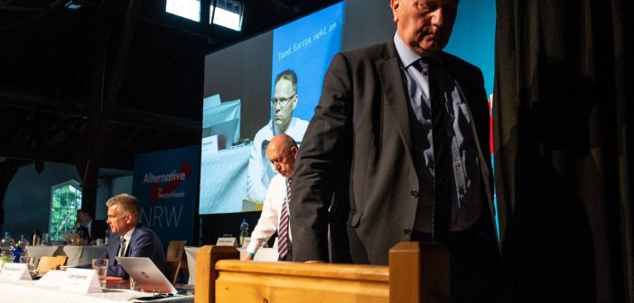 Helmut Seifen, bisheriger Landesvorsitzender der NRW-AfD, verlässt nach seinem Rücktritt das Podium beim Landesparteitag der nordrhein-westfälischen AfD. (Foto: dpa Picture-Alliance/Swen Pförtner)