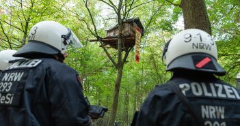 Zwei Polizisten stehen vor einem Baumhaus im Hambacher Forst. Die Polizei und der Energiekonzern RWE haben begonnen den Hambacher Forst zu räumen. (zu dpa Jahreswechsel NOrdrhein-Westfalen) (Foto: Christophe Gateau/dpa)