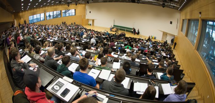 Studierende in einem Hörsaal (Foto: dpa)