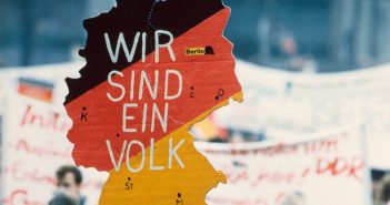 Bild von einem geeinten Deutschland auf einer Leipziger Montagsdemo (Rechte: AP)