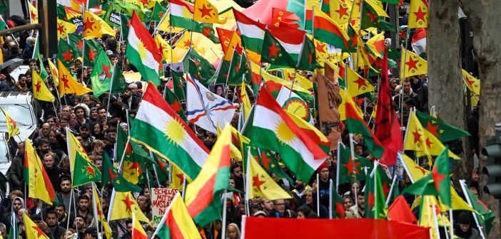 Kurden bei einer Demo in Köln (Foto: dpa)