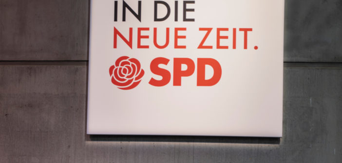 SPD-Logo des Parteitags an einer Wand (Foto: Polaris)