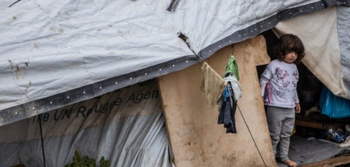 Kind in einem Zelt eines Flüchtlingslagers (Foto: dpa)