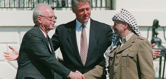 Handschlag zwischen Rabin und Arafat; Bildrechte: dpa