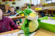 Maskottchen einer Grundschulklasse in NRW zum Start in den Regelunterricht (Bild: dpa)