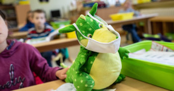 Maskottchen einer Grundschulklasse in NRW zum Start in den Regelunterricht (Bild: dpa)