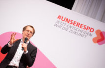 Karl Lauterbach auf einem SPD-Podium (ddp images)