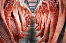 Bild von Schweinhälften auf einer Stange (Bild: dpa)