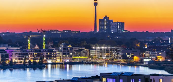 Skyline von Dortmund mit dem Phoenixsee im Vordergrund