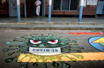 Corona-Grafiti auf eine Straße gemalt (Foto: imago)