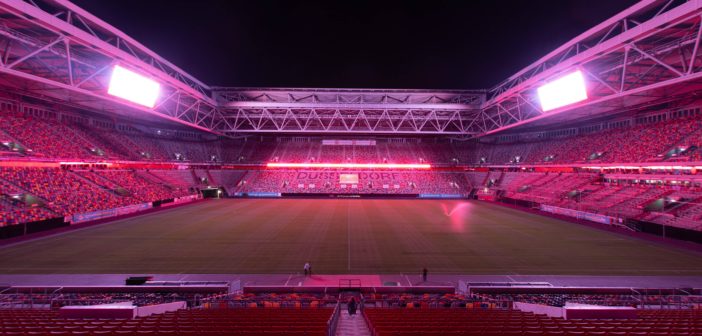 Bild der von innen rot ausgeleuchteten Düsseldorfer Arena (Foto: imago)