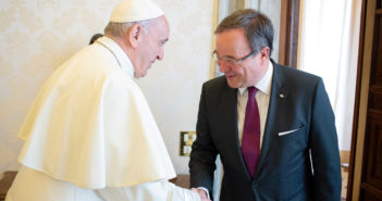 Ministerpräsident Laschet beim Papst im Mai 2018 /Rechte: Osservatore Romano / dpa