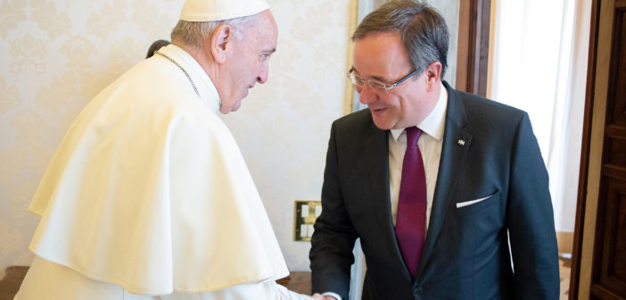 Ministerpräsident Laschet beim Papst im Mai 2018 /Rechte: Osservatore Romano / dpa