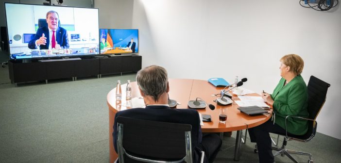Markus Söder (CSU) und Angela Merkel (CDU) in einer Videoschalte mit Armin Laschet (CDU), Foto: dpa