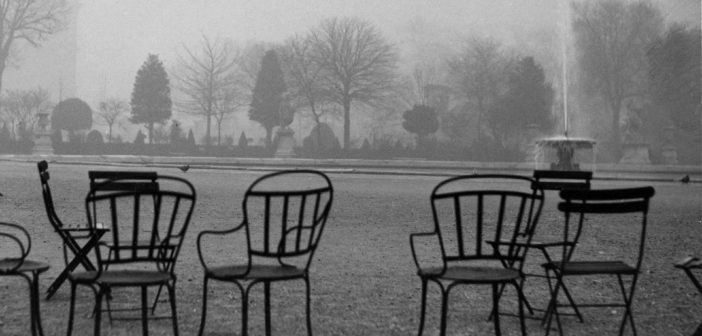 Garten mit Stühlen, schwarz-weiß Foto (Rechte: picture alliance / akg-images