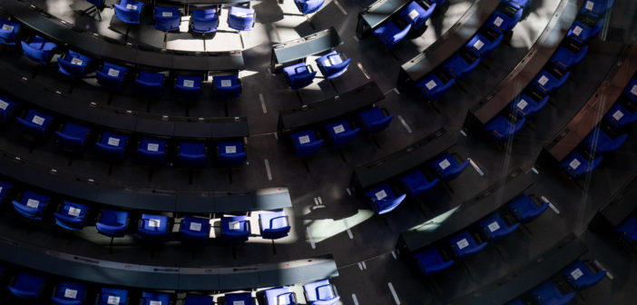 Schattenspiel im Plenum des Bundestags
