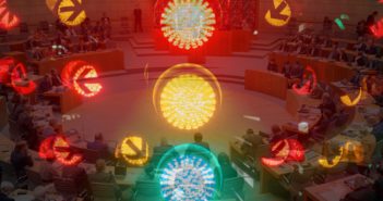 Plenarsaal des NRW-Landtags, überlagert von Bildern einer Ampel, bei der Grün, Gelb und Rot leuchten (Rechte: dpa)