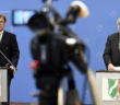 Reul und Biesenbach stehen am Pult bei einer Pressekonferenz; Bildrechte: WDR