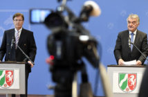 Reul und Biesenbach stehen am Pult bei einer Pressekonferenz; Bildrechte: WDR